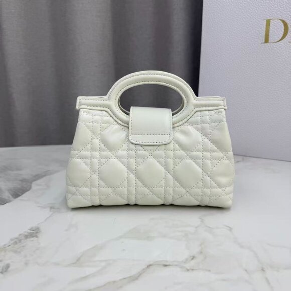 Classic DIOR Bag: A Stylish and Versatile Choice for Elegance - Picture 3 of 6